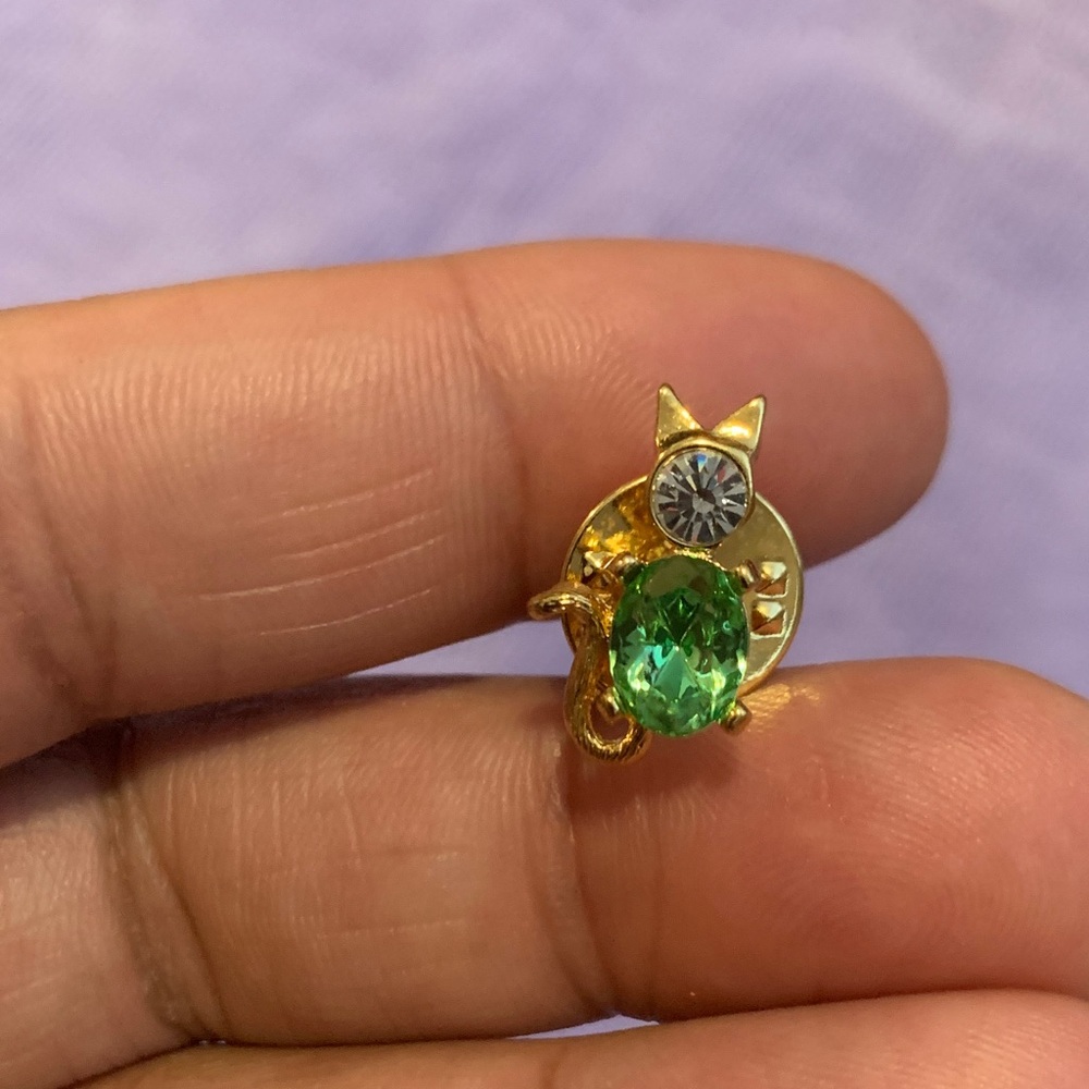 Gold Cat-Shaped Green Gemstone Brooch Pin